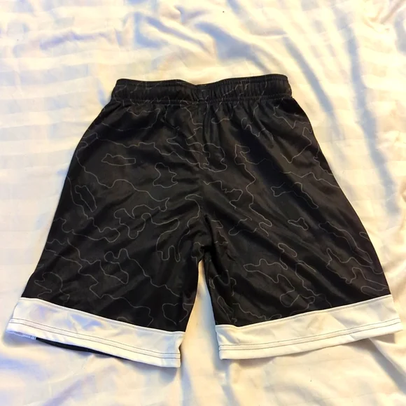Boys under armour athletic shorts size m - Picture 2 of 2